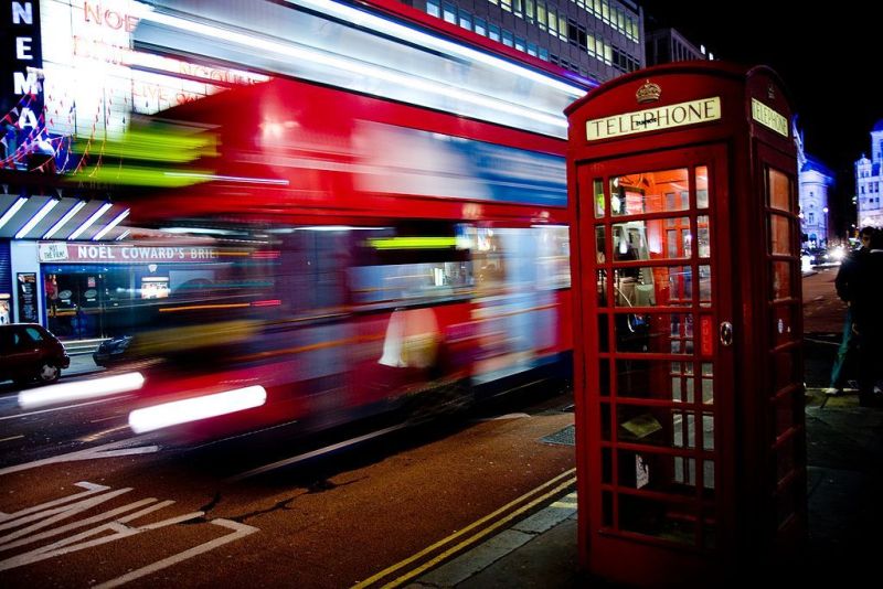 Flou-cinetique-du-bus-londonien-en-mouvement-et-image-nette-de-la-scene-realises-avec-un-appareil-photo-fixe