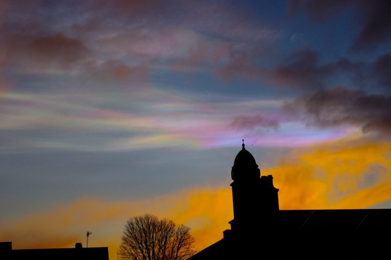 Iridescent_cloud_at_sunset