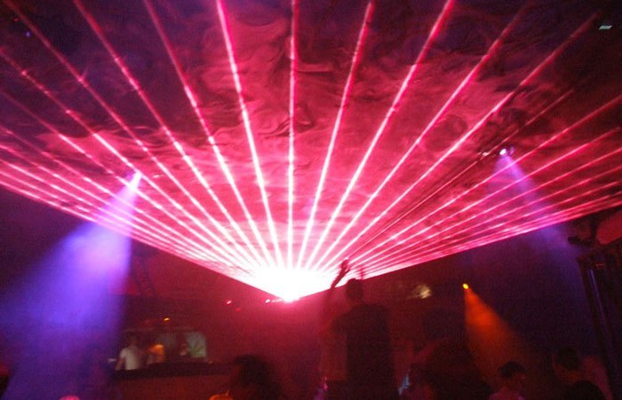 argon-krypton-show-laser-volumetrique-discotheque-tirs-laser-couleur-faux-plafond-rose