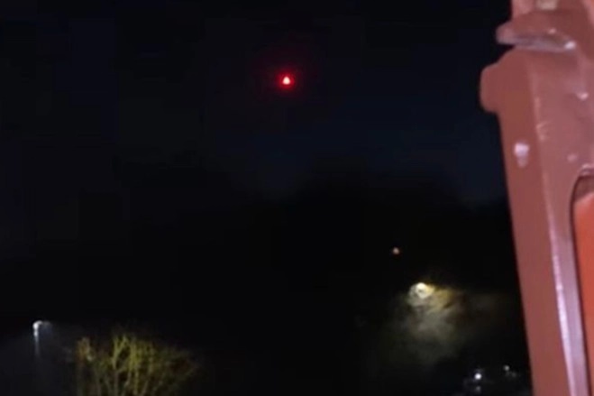 https://www.thesun.co.uk/news/17346451/mysterious-ufo-light-london-stuns-residents-embarrassed-next-morning/