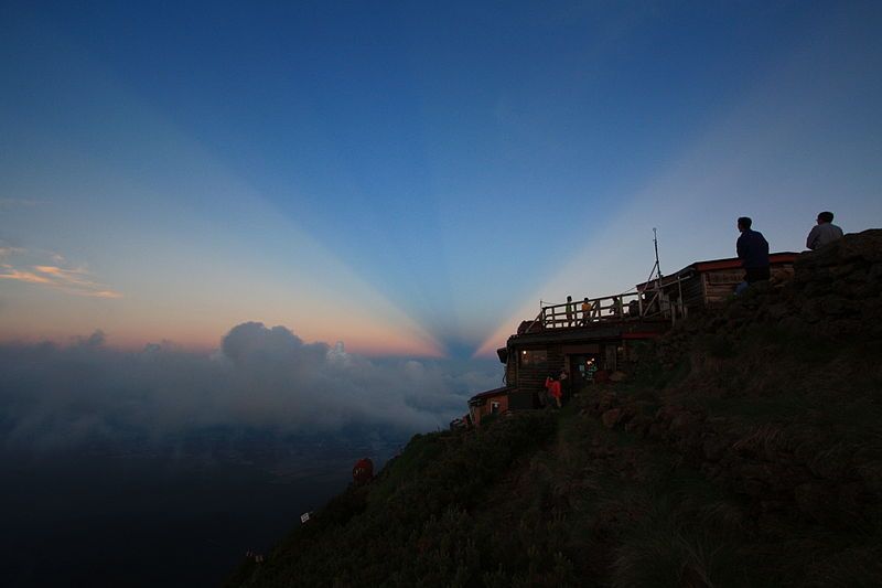 Anticrepuscular-rays-observed-at-Mount-Aka-Kotacc