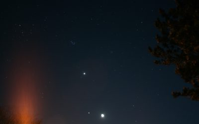 A picture of the pleiades -6 stars, center,top-, the venus -bright star in the center-, Jupiter -less bright star left to the moon- and the moon.